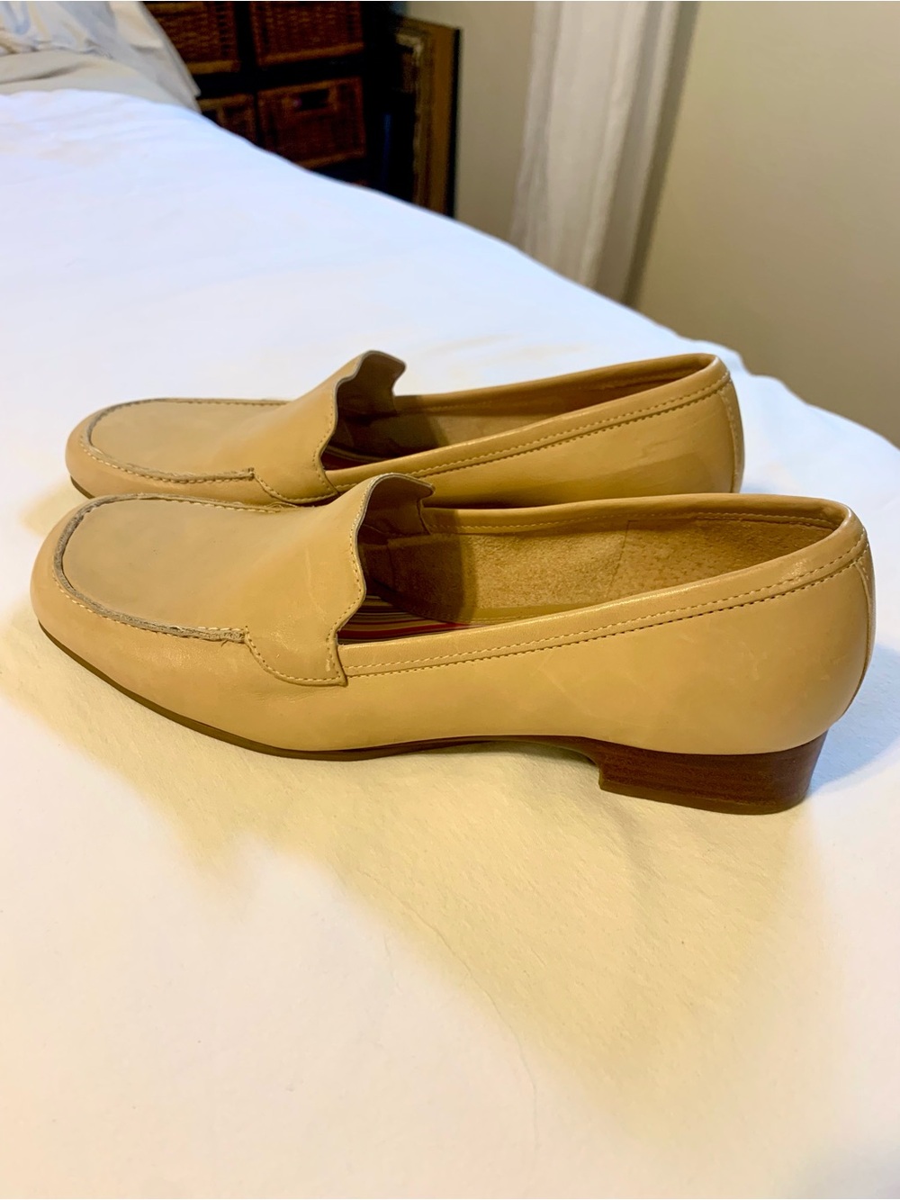 Women’s Bass Tan leather Loafers. Y2K Era. Size 8.